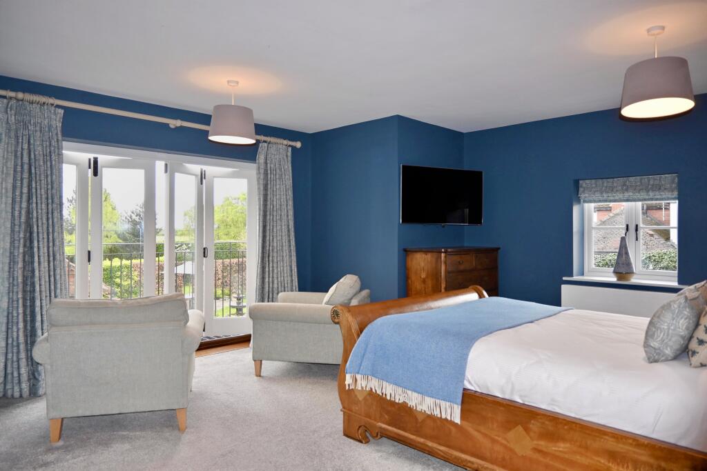 Principal Bedroom - Main House