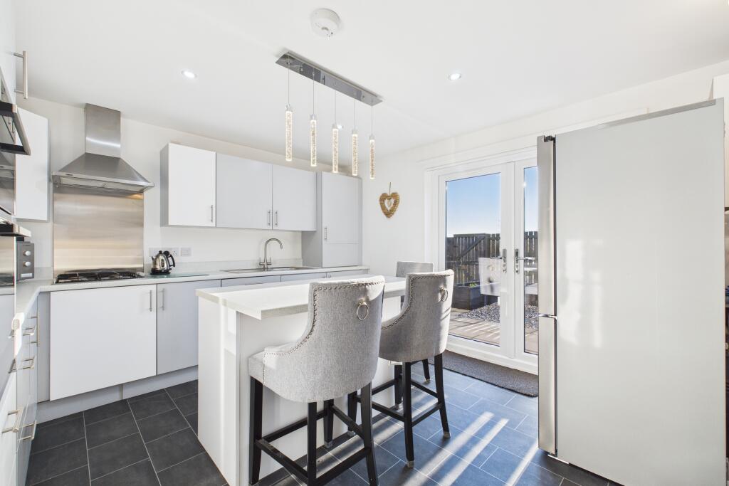 CAM04201G0-PR0122-STILL009