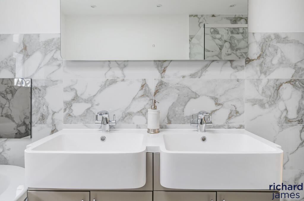 f37f8731-5b3d-4df...