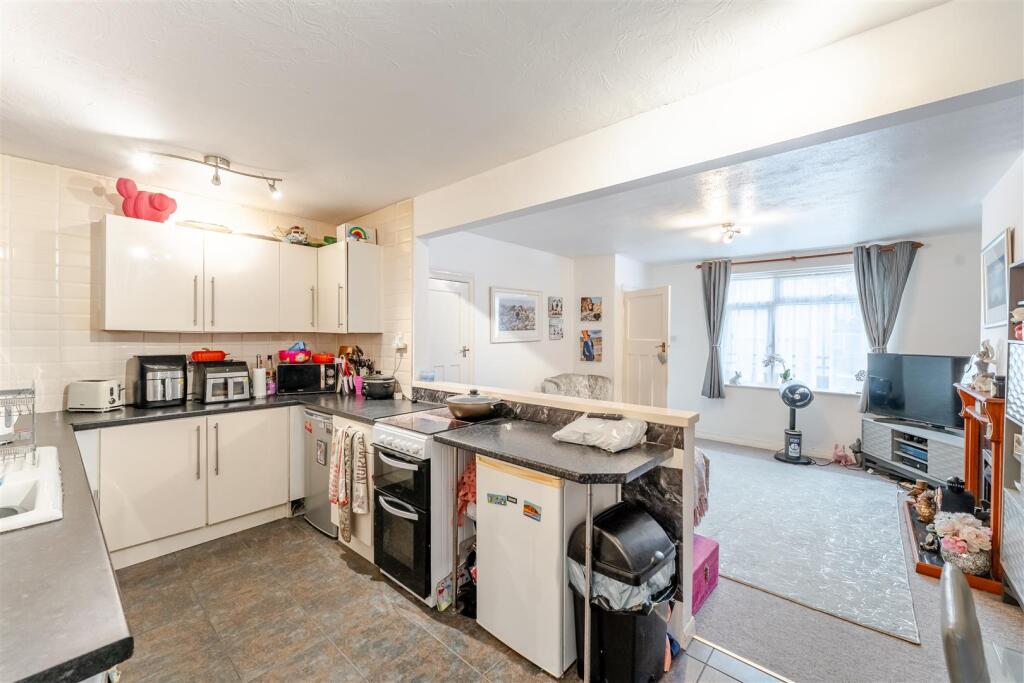 4 - kitchen.jpg