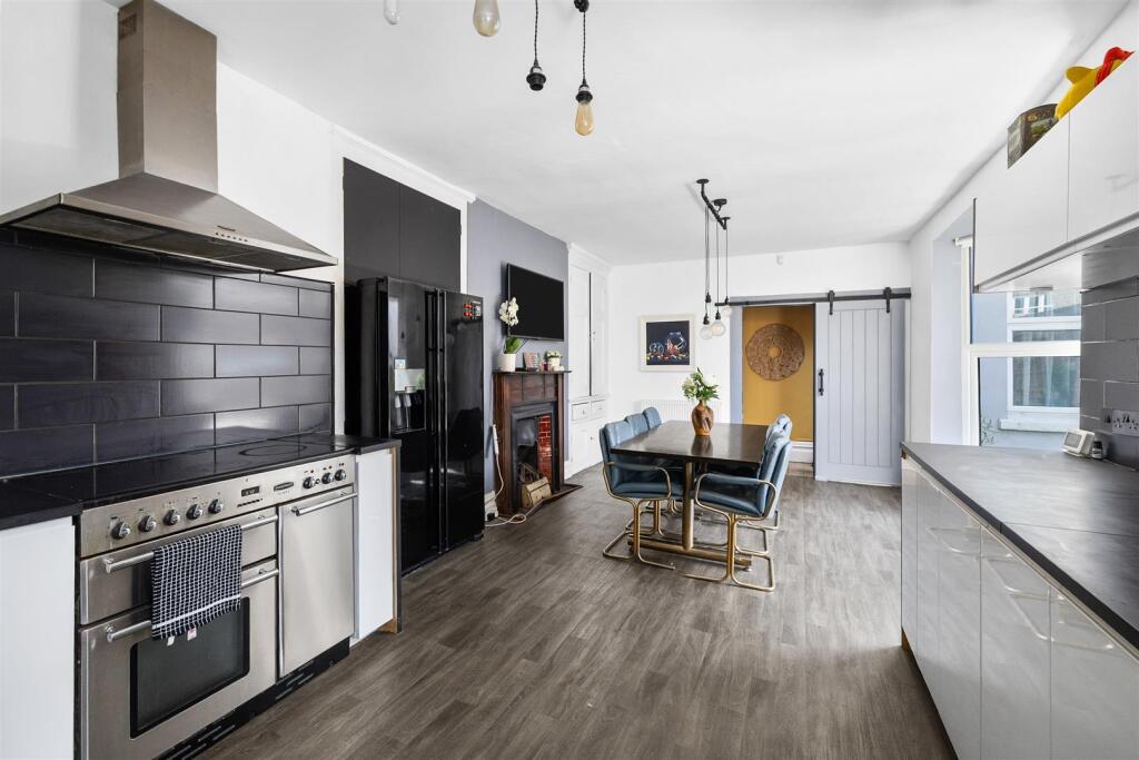 Kitchen/Dining Room 2