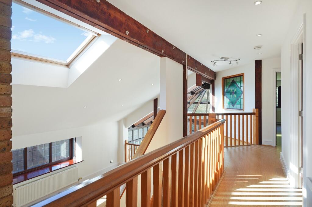 Mezzanine level hall