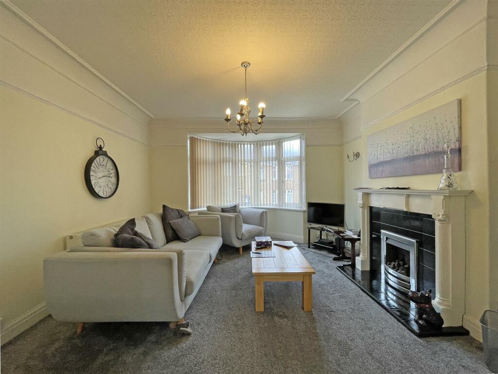 St Martins Avenue 13 - Lounge Front.jpg