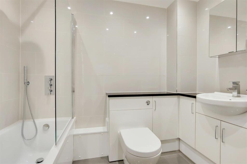6_Main Ensuite-0.jpg