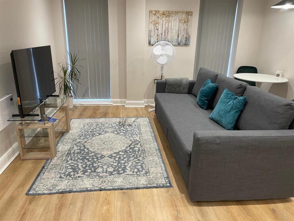 1 bed flat to rent Kent Way, London KT6