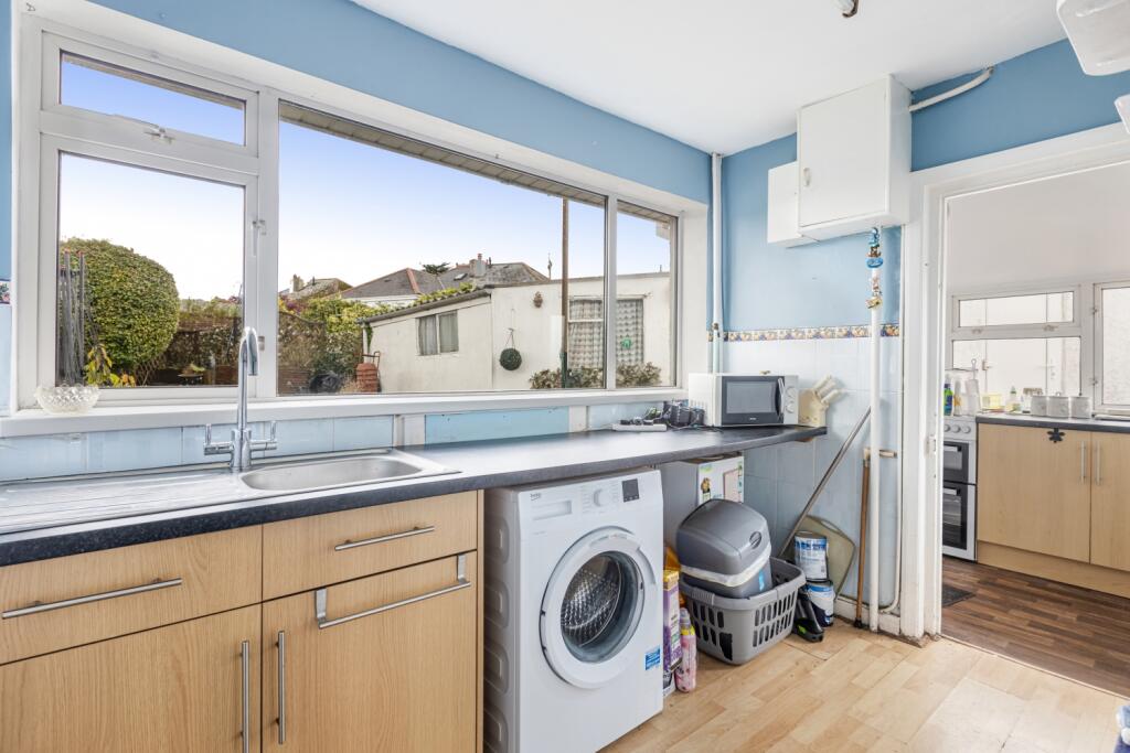 A06 - 18 Ailescombe Rd, Paignton - 240926