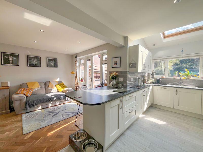KITCHEN/DINING AREA