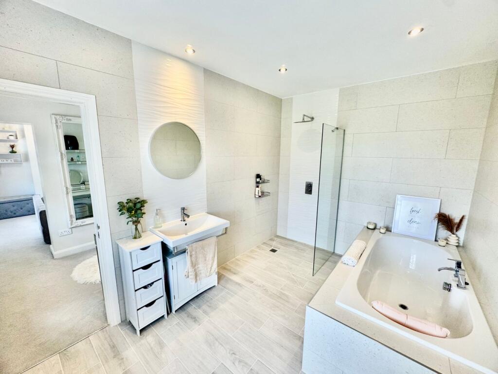 En-Suite Bathroom