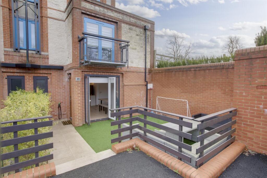 15 Uplands House, Four Ashes Road, HP15 6DY-12.jpg