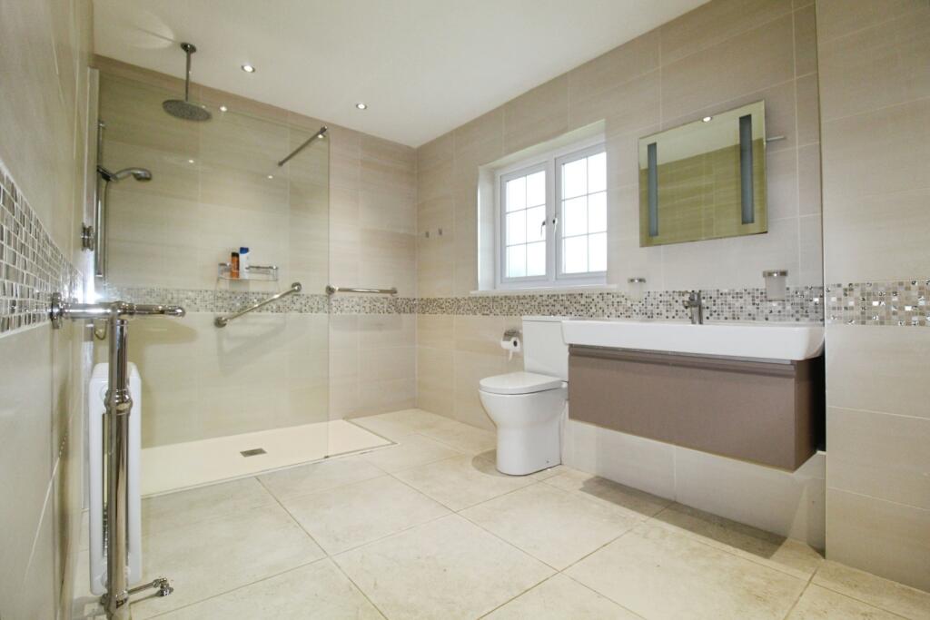 pbox-bathroom-313625.JPG
