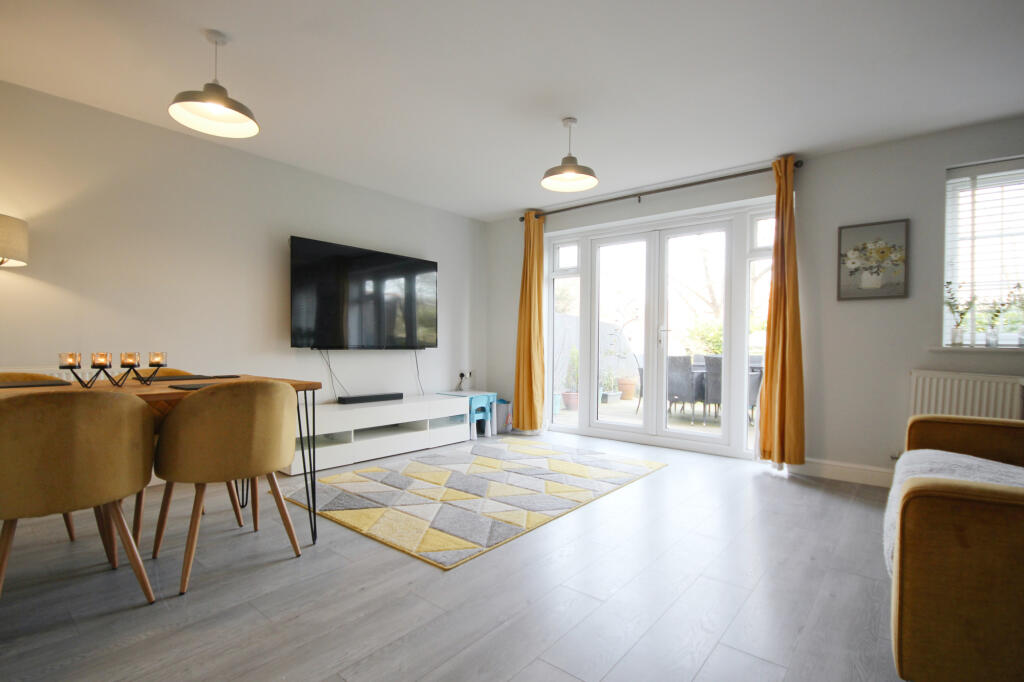 Lounge/Dining Room