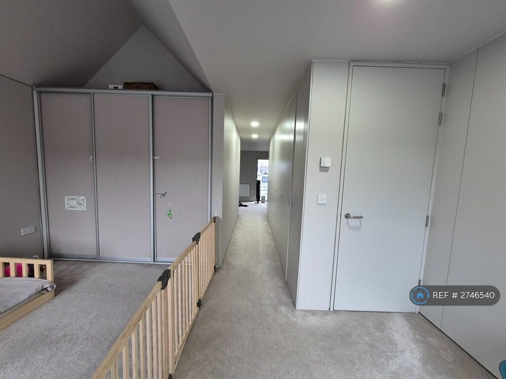 2nd Floor Bedroom (Front)
