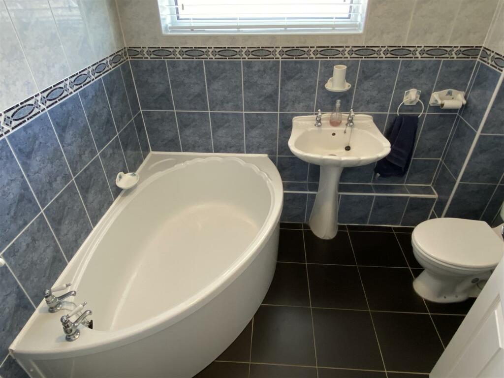 4 piece bathroom incl bath