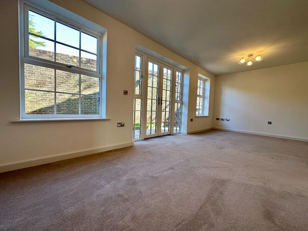 Lounge/ Dining 