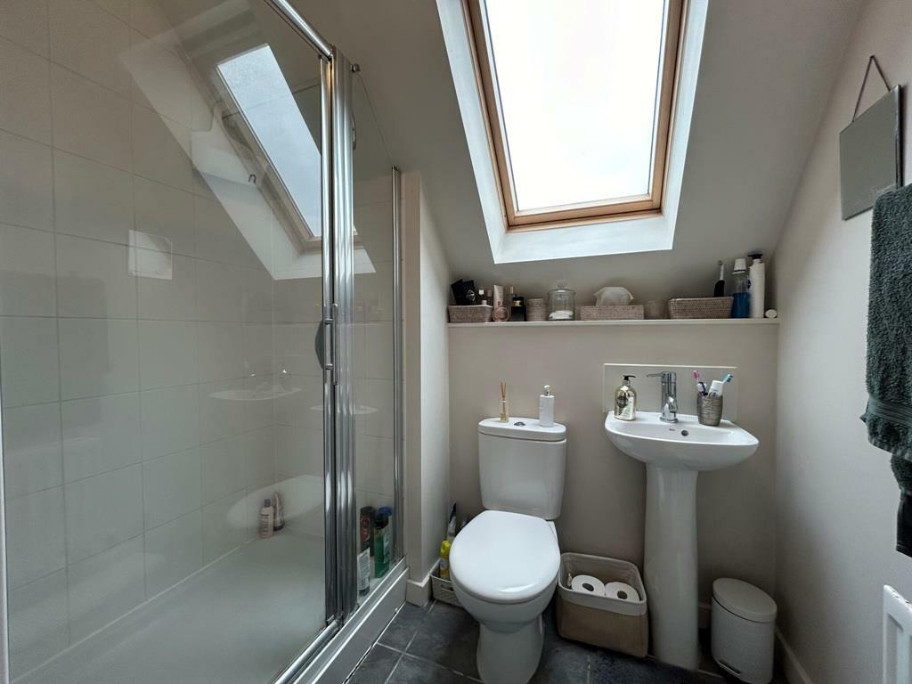 EN-SUITE SHOWER ROOM