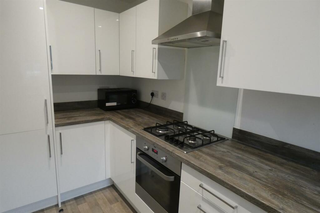 FITTED KITCHEN