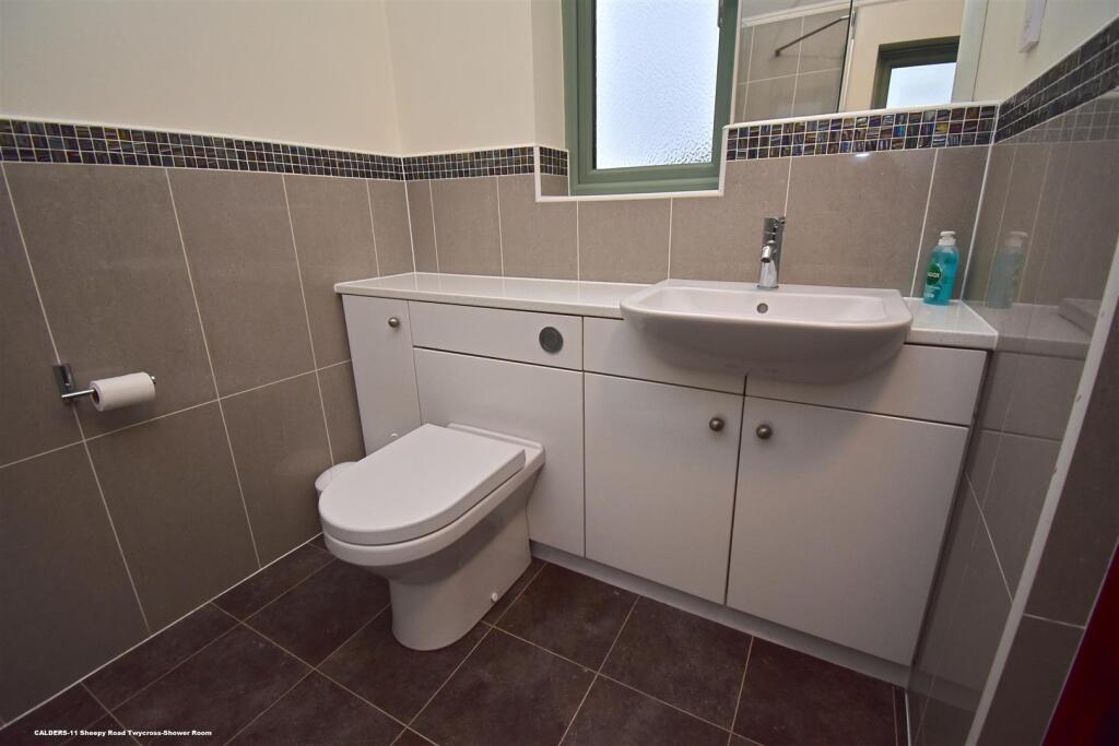 11 Sheepy Road Twycross Shower room...JPG