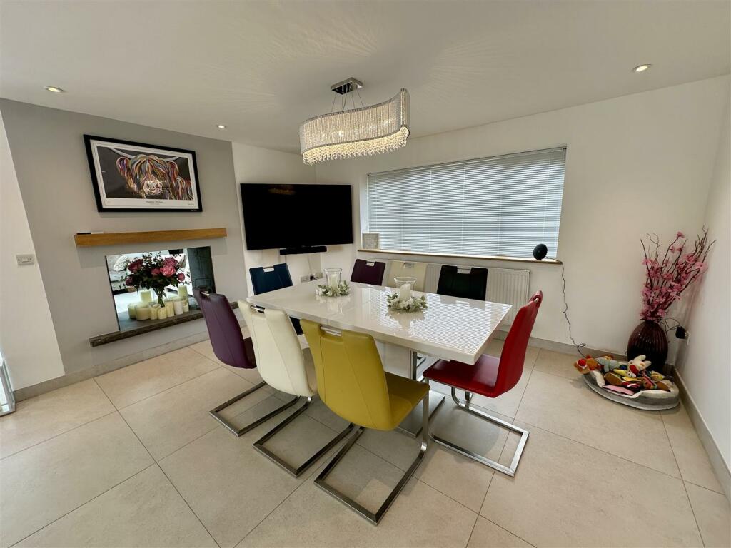 OPEN PLAN KITCHEN/DINING/FAMILY ROOM