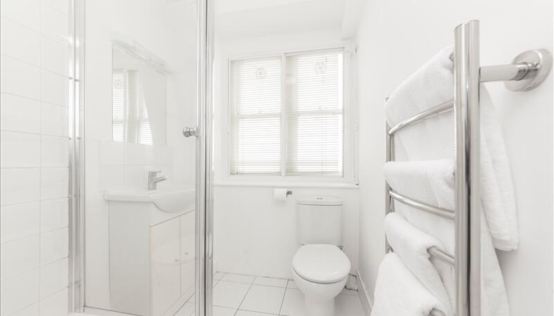 lg_p5848_63698882...