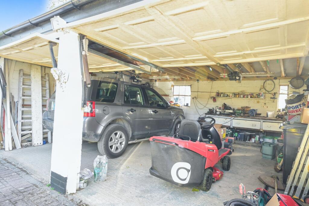 Chellows Gate, Chellows Lane, Crowhurst, Lingfield, Surrey RH7 6LU