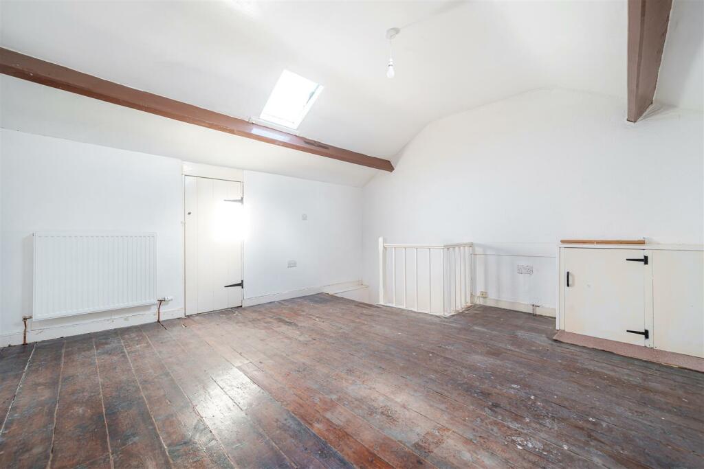 ATTIC ROOM/BEDROOM 2