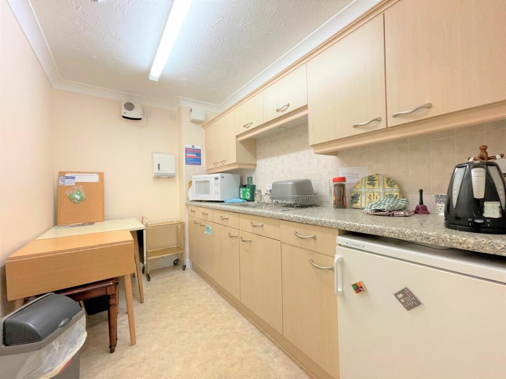COMMUNAL KITCHEN