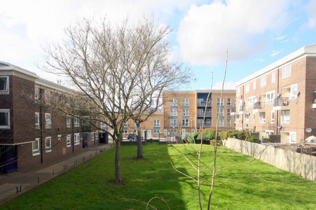 Double room for rent, let in 4 bedroom share house