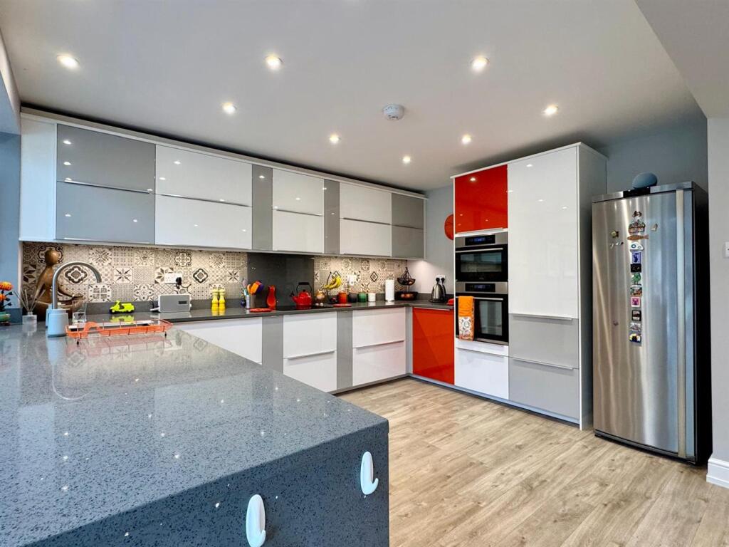 Kitchen (1).jpg