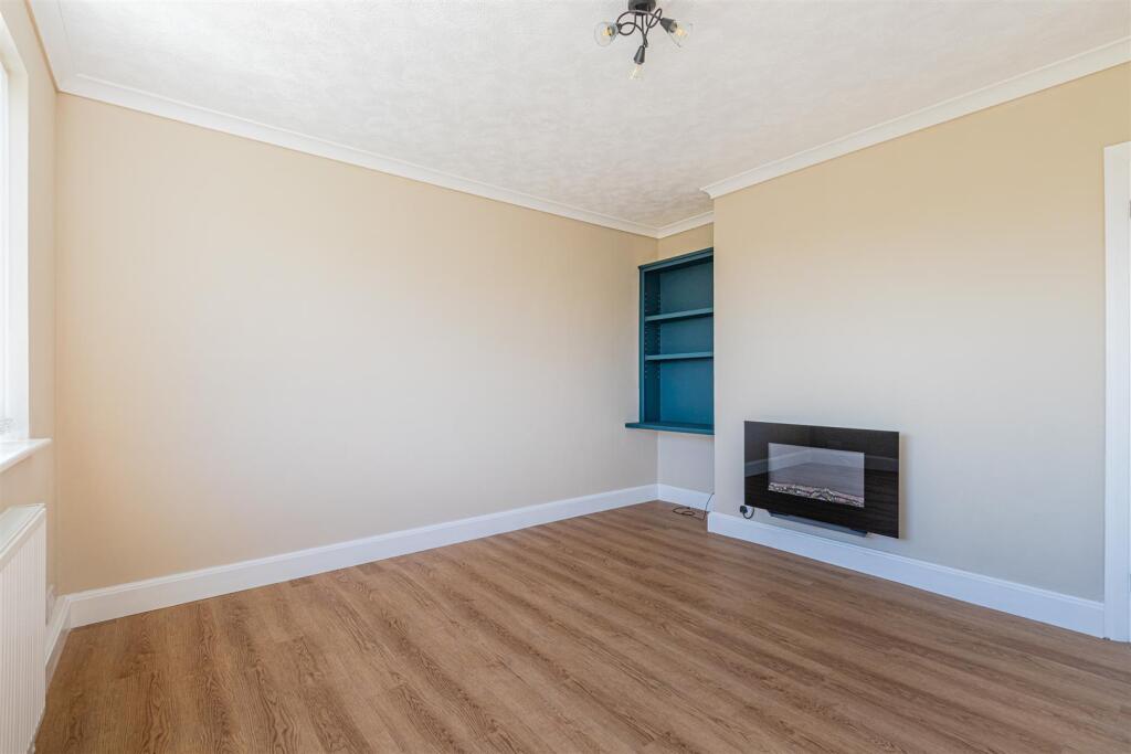 Carisbrooke Way 13a-16.jpg