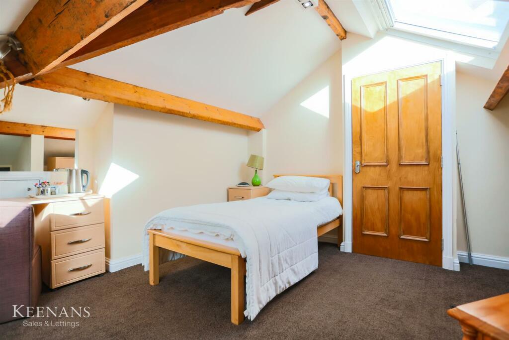 Bedroom 1 additional room