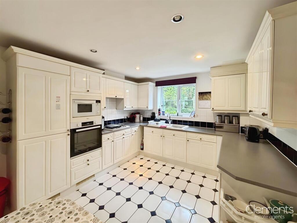 734b60e0-Kitchen.jpg
