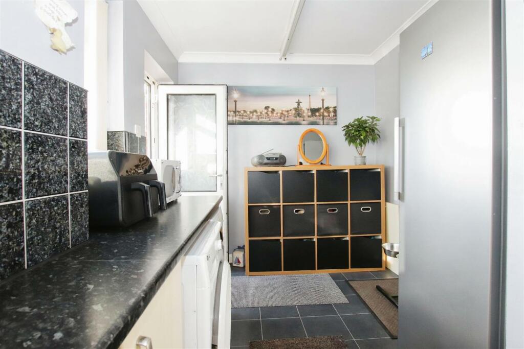 EXTENDED FITTED KITCHEN/BREAKFAST ROOM