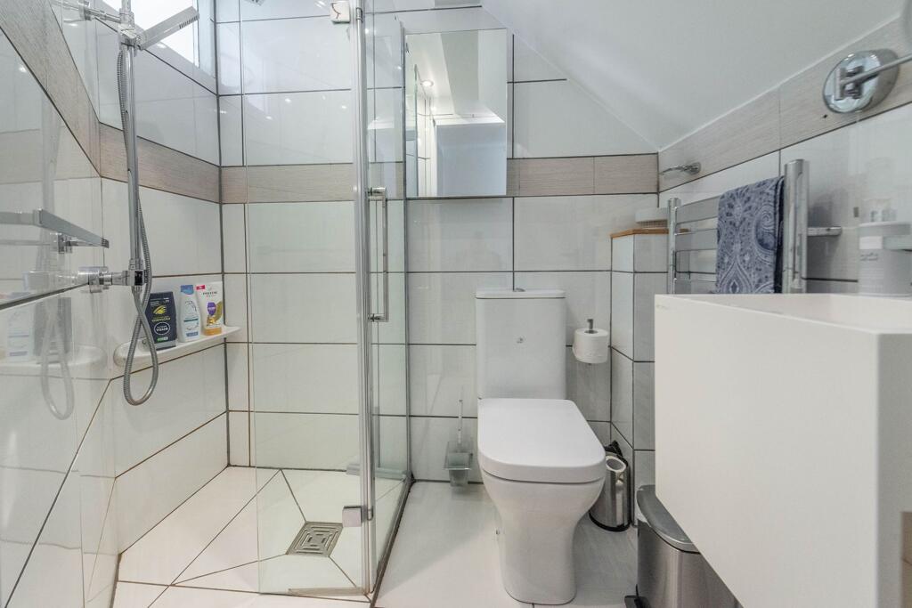SIX DOUBLE BEDROOMS AND FOUR BATHROOMS