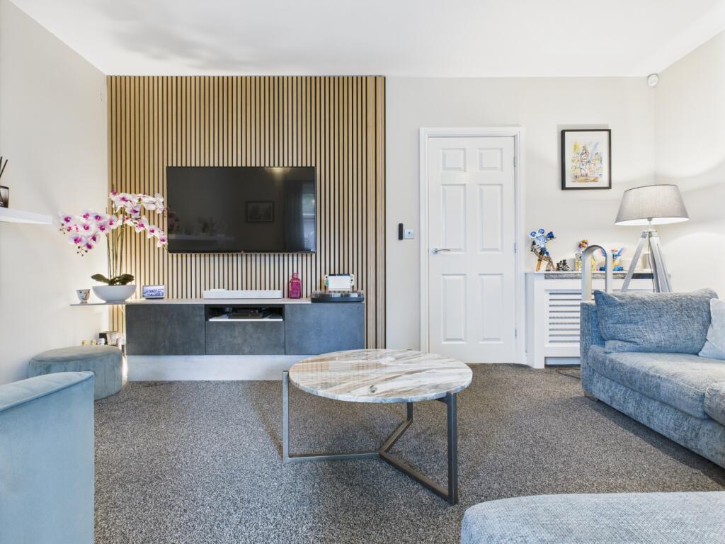 CAM03729G0-PR0075-STILL033