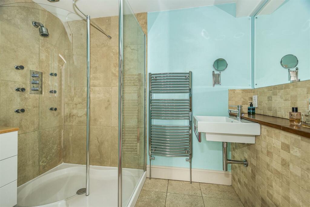 EN SUITE