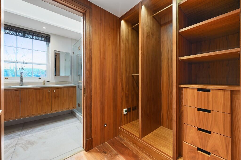 Walk-in wardrobe