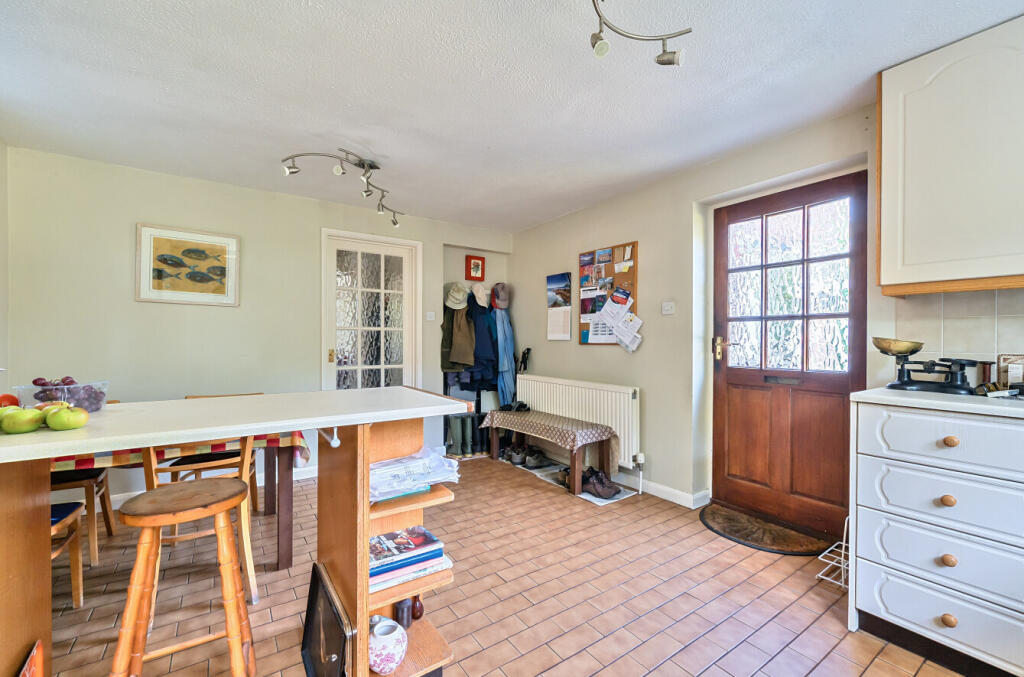 1336619-4-689b347...