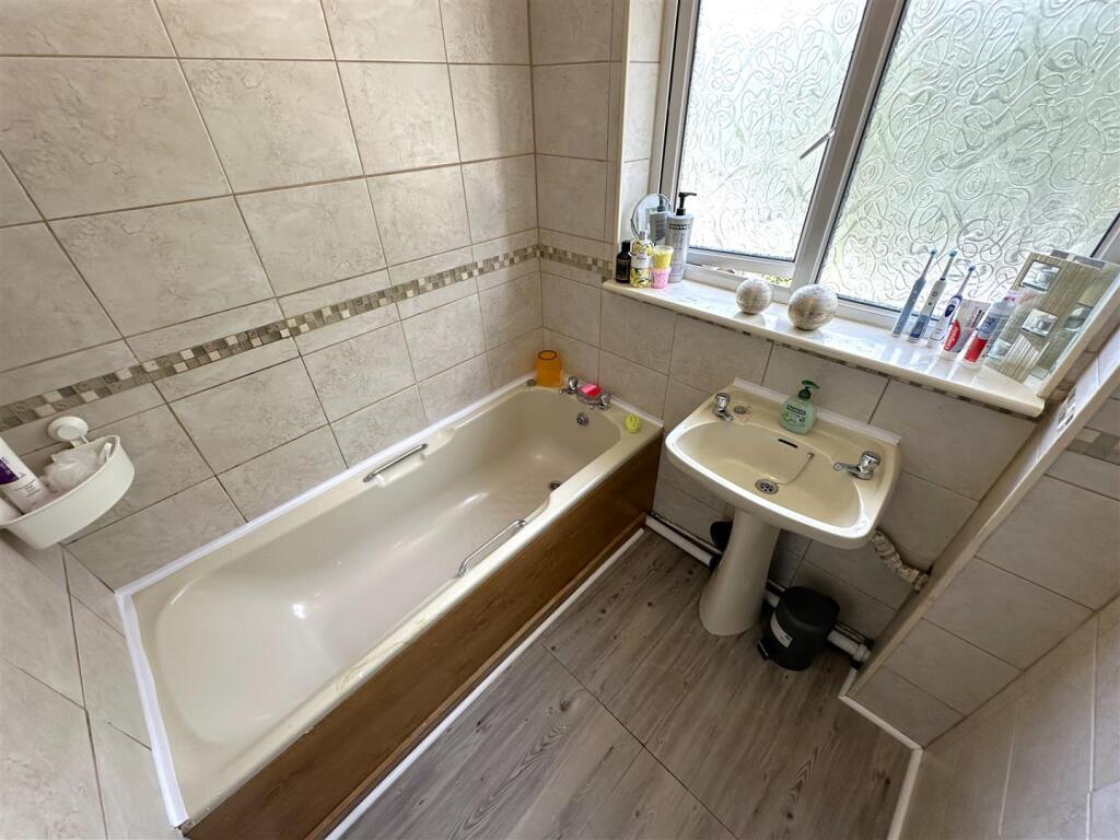 First Floor Bathroom 567