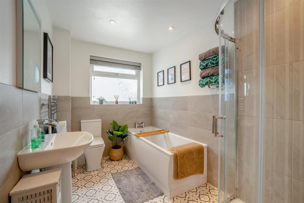 15 - family bathroom.jpg