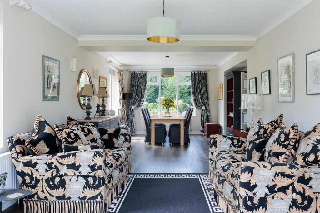 Lounge/Dining Area
