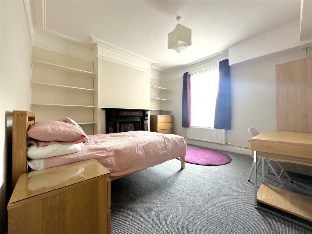 Bedroom 1.jpg