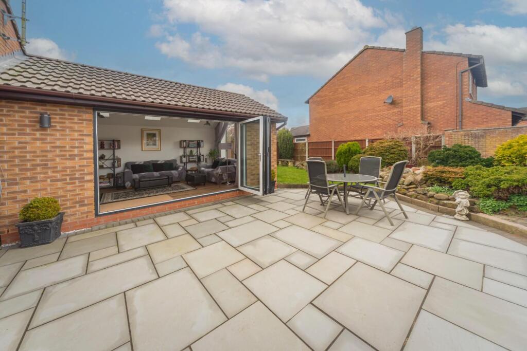 Patio to garden lounge