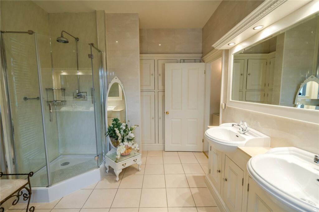 En-Suite Bathroom(2)