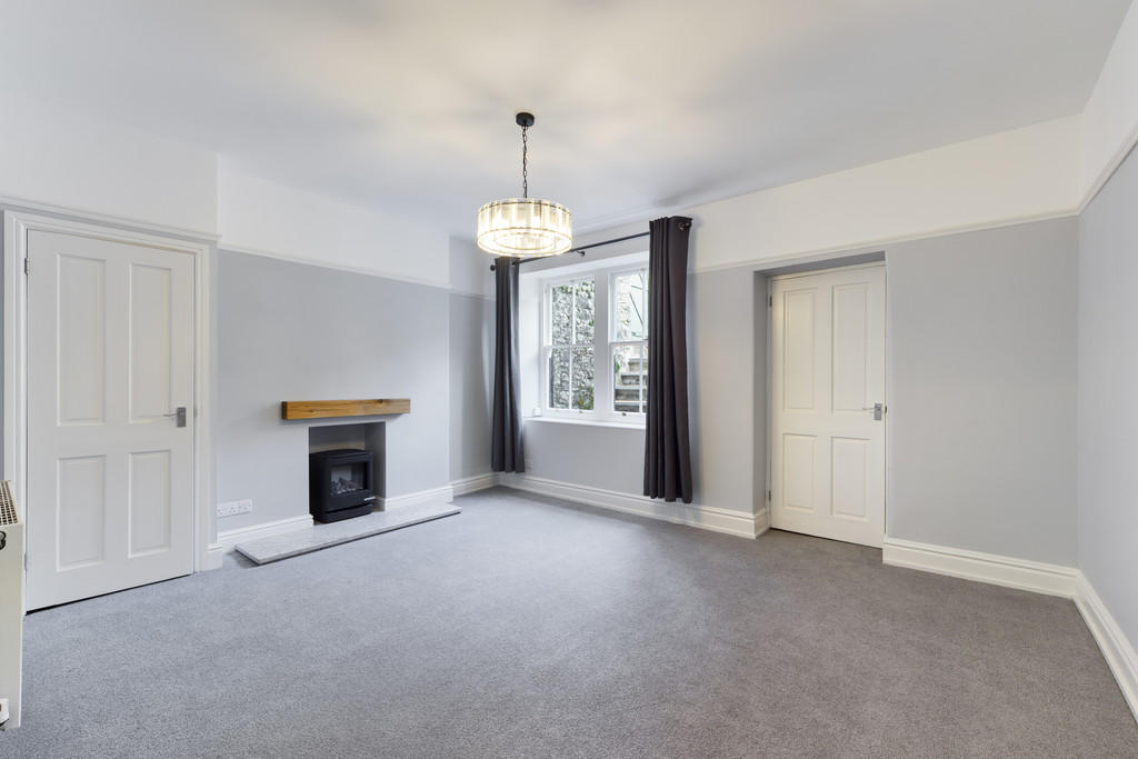 Spacious Lounge 