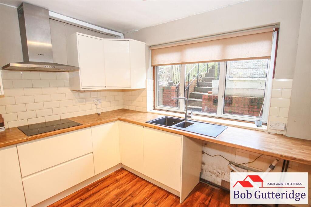 FITTED KITCHEN