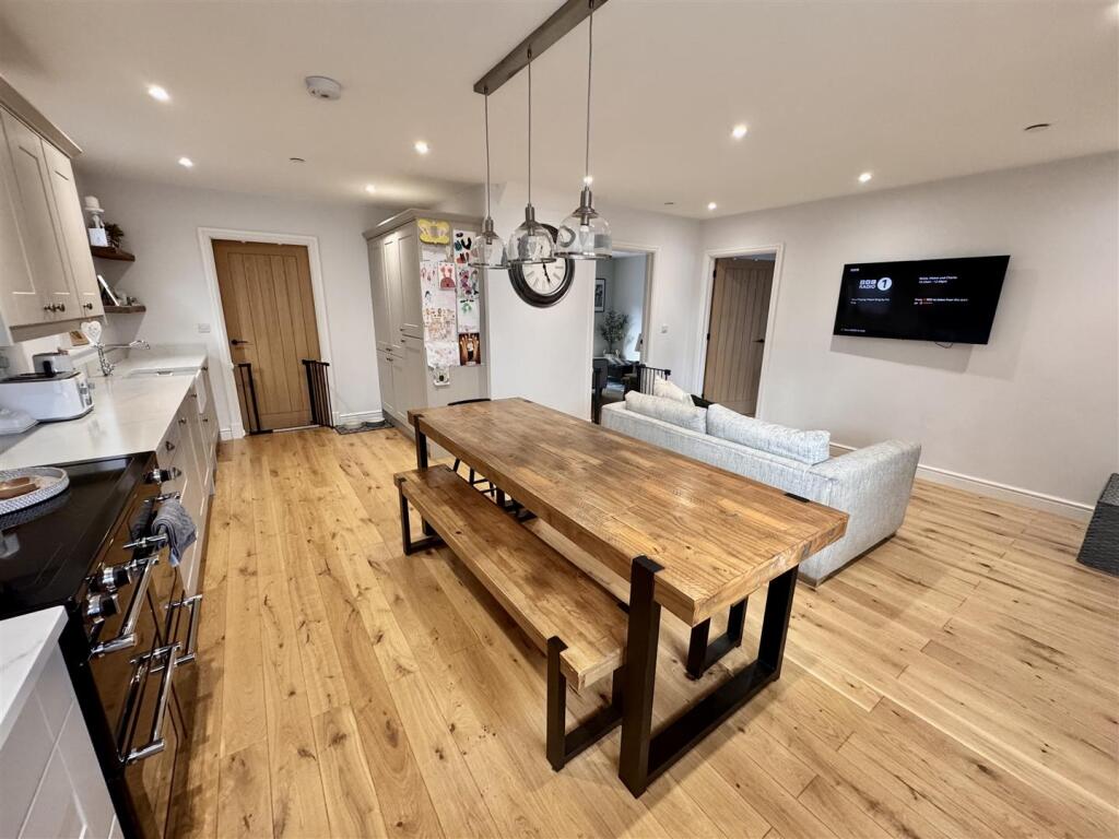 Open plan kitchen/dining/living