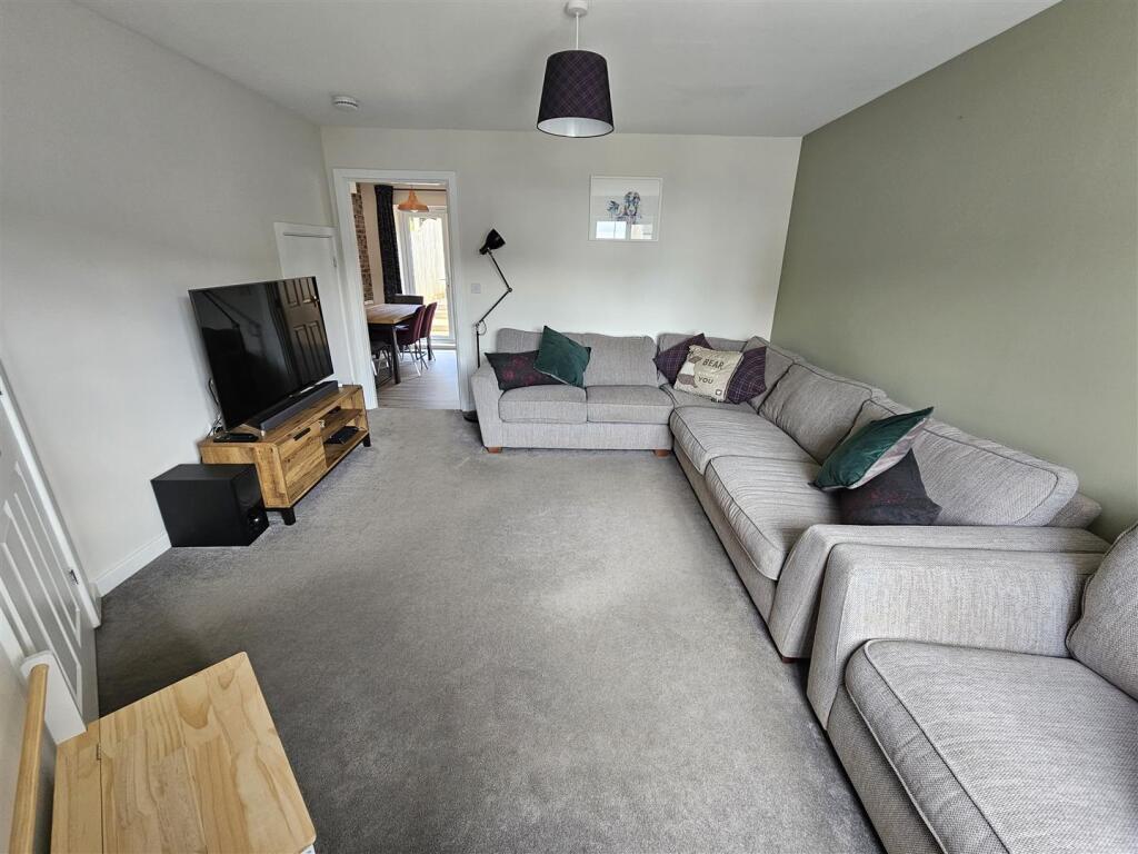 Living Room (2).jpg
