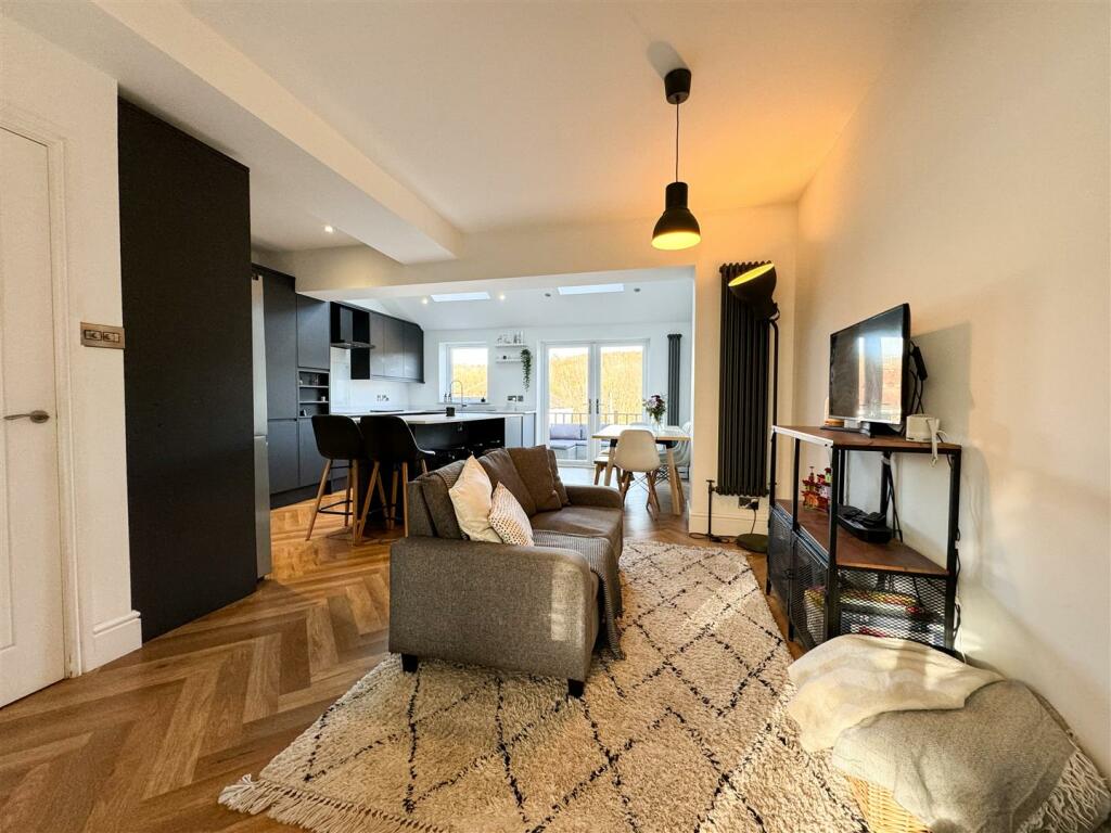 OPEN PLAN FAMILY ROOM