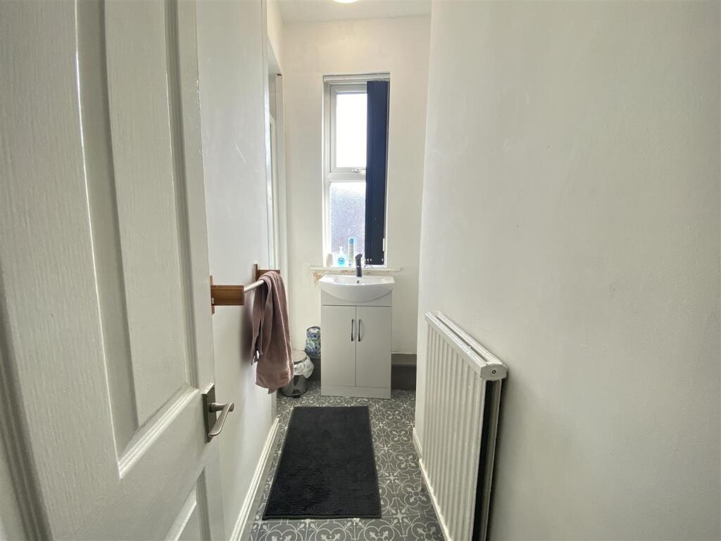 2dr.shower.room.jpg