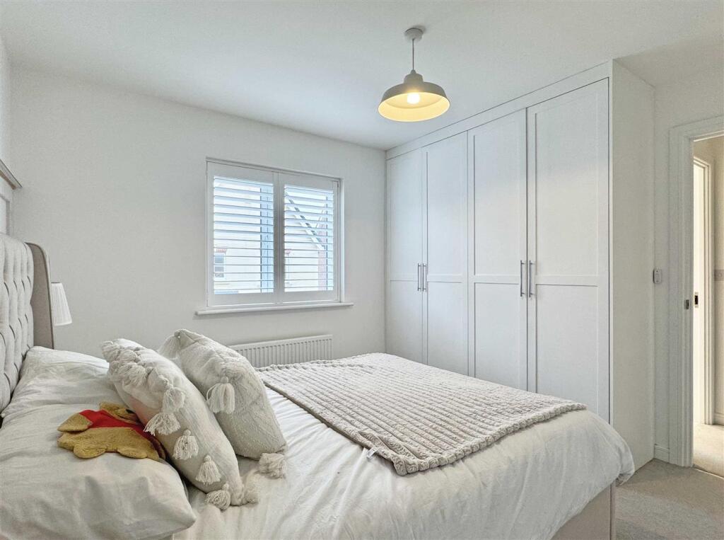 Master Bedroom b.jpg